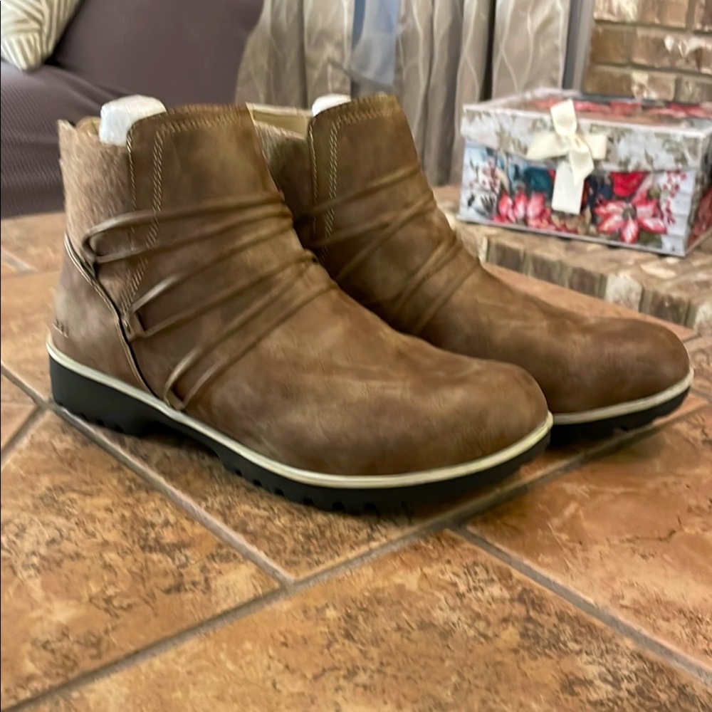 JBU hiking boots. Back zip makes it easy to slip on.